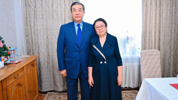 Фотография к новости: Әкім ұлағатты ұстазға Президенттің алғыс хатын табыстады