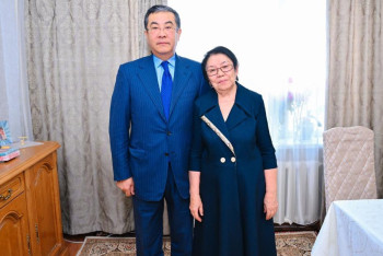 Әкім ұлағатты ұстазға Президенттің алғыс хатын табыстады