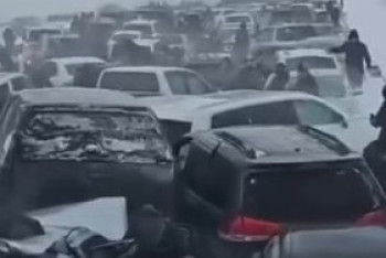 ҚазАвтоЖол: Ақмолада жаппай жол апаты кезінде 95 көлік соқтығысты