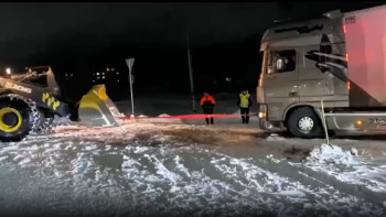 Фотография к новости: Абай облысының полицейлері екі күнде 75-тен астам көлікті қар құрсауынан шығарды