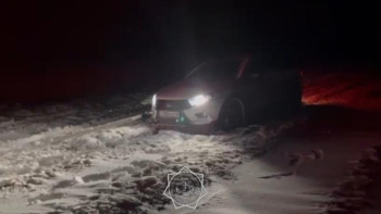 Фотография к новости: Қостанайда қар құрсауынан екі көлік шығарылды