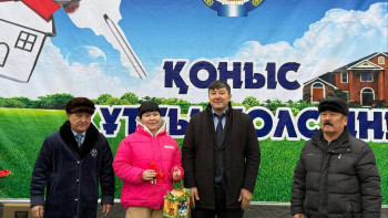 Фотография к новости: Маңғыстауда ауданның бірнеше тұрғыны жаңа үйге қол жеткізгі