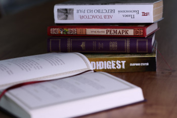 Фотография к новости: Режиссер Ринат Балғабаев сотталғандарға 500-ге жуық кітап жіберді