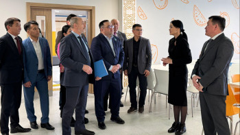 Фотография к новости: Депутаттар Астанадағы жаңа жайлы мектепті аралады