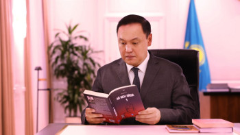 Фотография к новости: Әкім Жаңа жылдың демалысында бір романды оқып бітірген