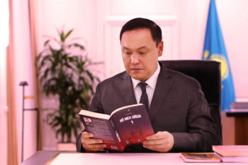 Фотография к новости: Әкім Жаңа жылдың демалысында бір романды оқып бітірген