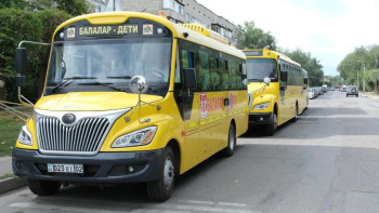 Фотография к новости: Алматыда биыл тағы 100 мектеп автобусы сатып алынады