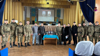 Фотография к новости: Ұлттық ұлан батыры Айбат Амановтың анасы сарбаздармен кездесті