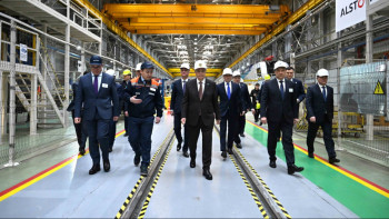 Фотография к новости: Президент электровоз шығаратын зауыттың жұмысымен танысты