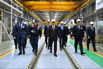 Фотография к новости: Президент электровоз шығаратын зауыттың жұмысымен танысты