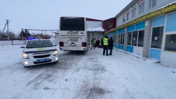 Фотография к новости: ШҚО-да жолда бұзылып қалған автобустың 46 жолаушысына көмек көрсетілді