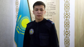 Фотография к новости: Атырауда полицей жанармай бекетінде өртенген көлікті сөндірді