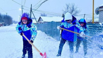 Фотография к новости: Елордалық еріктілер ардагерлер ауласындағы қарды күреді