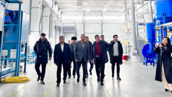 Фотография к новости: Депутат Талдықорғандағы өнеркәсіптік аккумулятор зауытында болды