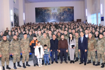 Фотография к новости: Елдос Сметов ұлттық ұлан сарбаздарымен кездесті