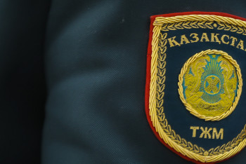 Фотография к новости: Қарағанды облысында ТЖМ қызметкерлері өрттен газ баллонын шығарды