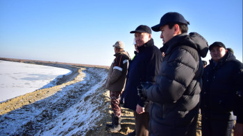 Фотография к новости: Депутаттар Жем өзені мен Құрсай өзектерінің түбін тереңдету жұмыстарымен танысты