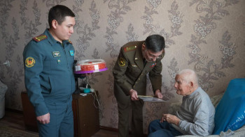 Фотография к новости: Алматыда әскери қызметшілер соғыс ардагерін туған күнімен құттықтады