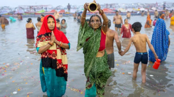 Фотография к новости: Мыңдаған үндістандық Кумбха Мела фестивалінде қасиетті суға шомылып жатыр