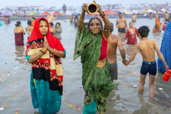 Фотография к новости: Мыңдаған үндістандық Кумбха Мела фестивалінде қасиетті суға шомылып жатыр