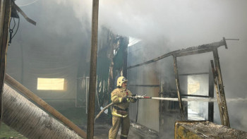 Фотография к новости: ТЖМ қызметкерлері теннис клубының аумағындағы өртті сөндірді