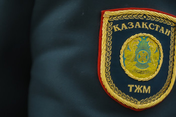 Фотография к новости: ТЖМ қызметкерлері қарт адамға көмекке келді