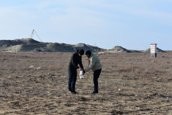Фотография к новости: Маңғыстауда ұшақ апаты болған жердің топырағынан сынама алынды