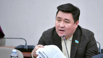 Фотография к новости: Нартай Аралбайұлы еден жуушы, вахтер, аспаздың жалақысын көтеруді ұсынды