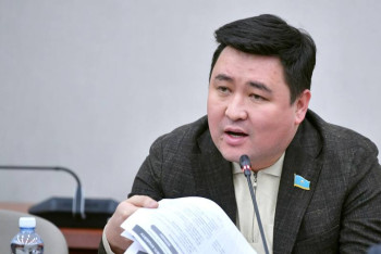 Фотография к новости: Нартай Аралбайұлы еден жуушы, вахтер, аспаздың жалақысын көтеруді ұсынды