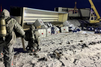 Фотография к новости: Батыс Қазақстанда 21 тонна химиялық сұйықтық тиеген жүк көлігі аударылды