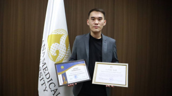 Фотография к новости: Ұшақта жолаушыны аман алып қалған жігітке "Құрмет" грамотасы табысталды