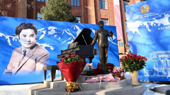 Фотография к новости: Алматыда Ермек Серкебаевтың ескерткіші ашылды