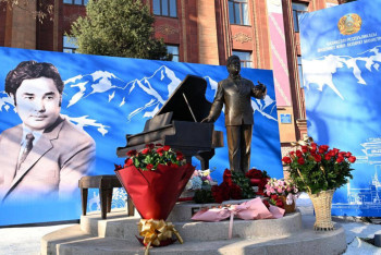Фотография к новости: Алматыда Ермек Серкебаевтың ескерткіші ашылды