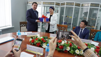 Фотография к новости: Хәкім Сүлейменұлының құжаттары архивке қабылданды