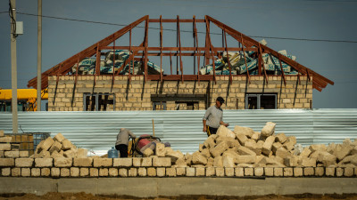 Ақтөбе облысында тасқыннан кейін берілген жаңа үйлердің төбесінен су аққан