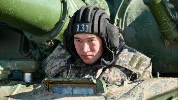 Фотография к новости: «Мәтібұлақ» полигонында танкистер Т-72 танкін жүргізу дағдыларын жетілдіруде