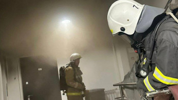 Фотография к новости: Алматыда ТЖМ қызметкерлері өрт кезінде 14 адамды эвакуациялады