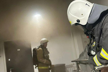 Фотография к новости: Алматыда ТЖМ қызметкерлері өрт кезінде 14 адамды эвакуациялады