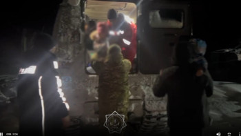 Фотография к новости: Құтқарушылар жолда қалғандарды эвакуациялады