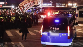 Фотография к новости: Сеулде полиция наразылық білдірушілерді ұстады