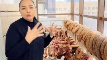 Фотография к новости: "Екі жылқы жейміз". Алтынай Жорабаева балконға жайылған соғымымен мақтанды