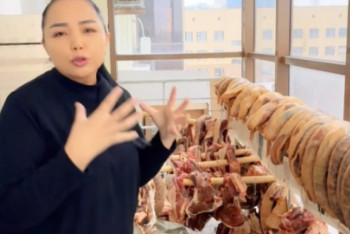 "Екі жылқы жейміз". Алтынай Жорабаева балконға жайылған соғымымен мақтанды