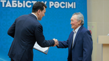 Фотография к новости: Әдебиет пен өнер қайраткерлеріне мемлекеттік стипендия табысталды