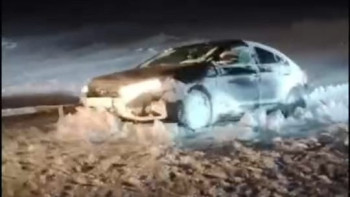 Фотография к новости: Қостанай облысында құтқарушылар қар құрсауында қалған көлікті эвакуациялады