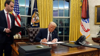 Фотография к новости: Трамп қызметінің алғашқы күні 100 жарлыққа қол қойды