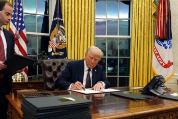 Трамп қызметінің алғашқы күні 100 жарлыққа қол қойды