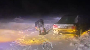 Фотография к новости: ТЖМ құтқарушылары қар құрсауында қалған тұрғындарға көмектесті