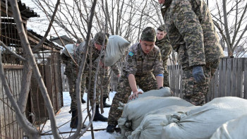 Фотография к новости: Десантшылар Алматы облысындағы ауылды су басу қаупінен сақтады