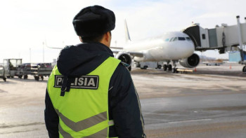 Фотография к новости: Әуежайда түкірген шетел азаматы айыппұл арқалап, рейстен түсірілді