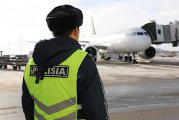 Фотография к новости: Әуежайда түкірген шетел азаматы айыппұл арқалап, рейстен түсірілді